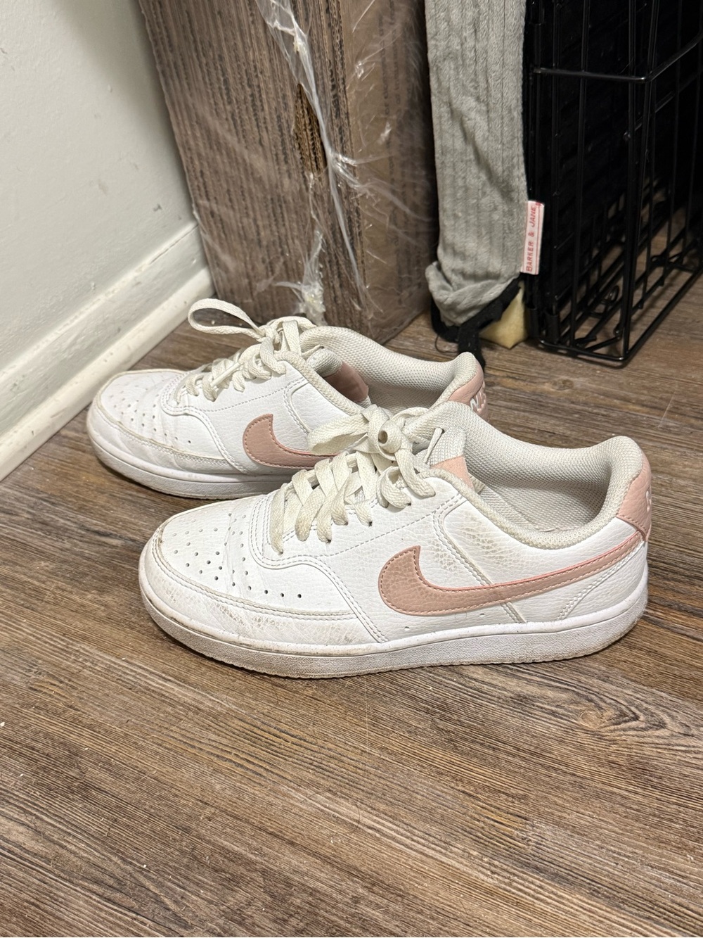 Nike Kids Low-Top Sneakers in White with Light Pink Swoosh